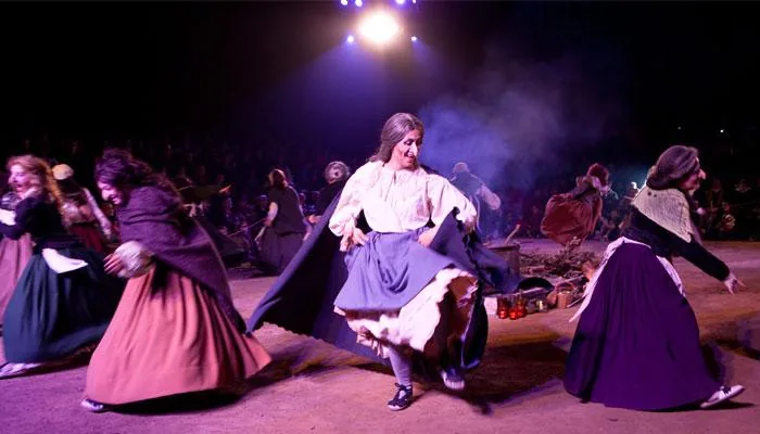 Mujeres de Viladrau vestidas de época bailando alrededor del fuego durante el Ball de Bruixes