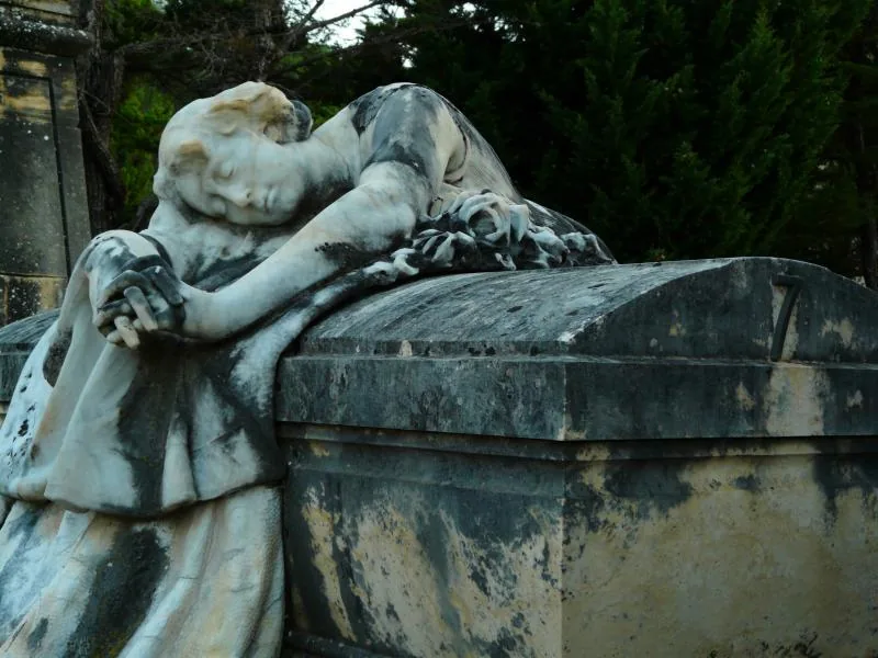 Escultura modernista «Amor más allá de la muerte» en el cementerio de Sant Antoni Abat de Alcoy